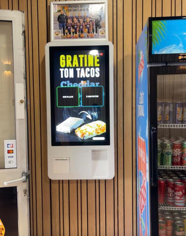 Borne de commande à l’intérieur du restaurant, à côté du réfrigérateur à boissons.