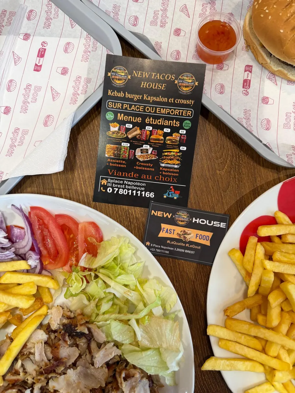 Assiette kebab-frites, burger et flyer du menu New Tacos House à Brest